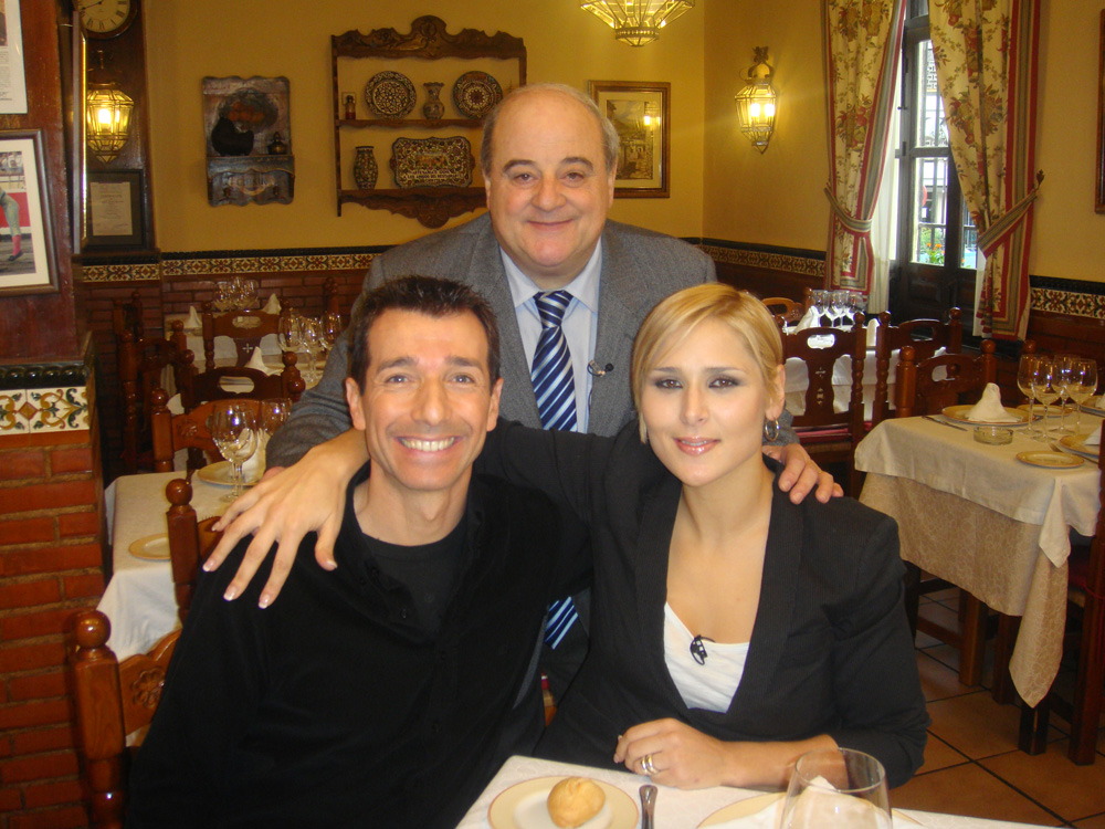Roberto Sánchez y Rosa López, con Luis Oruezábal