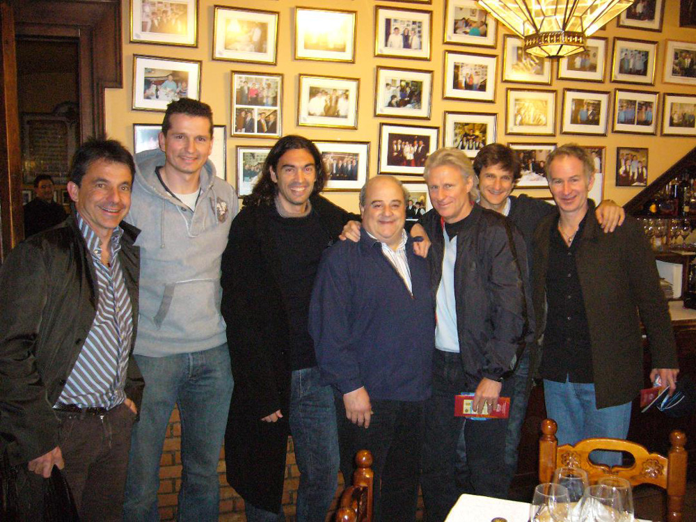Emilio Sánchez Vicario, Richard Kracijek, Sergi Bruguera, Bjorn Borg, Carles Costa, John McEnroe, con Luis Oruezabal