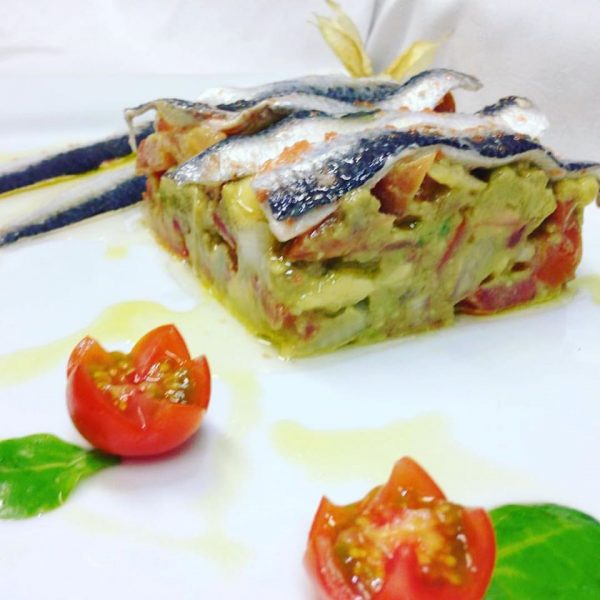 Sardinas Marinadas sobre Lecho de Aguacate, Tomate y Cebolleta 